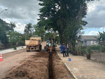 Readequação da rede de abastecimento é realizada entre as ruas Luiz de Camões e Eça de Queiroz, em Ivoti